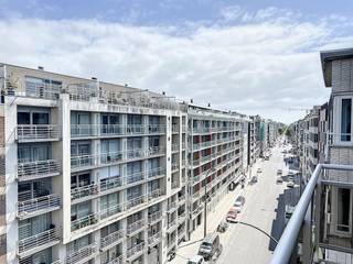 Appartement meublé de 2 chambres au 6ème étage situé près de la place Léopold I et du parc municipal d'Ostende. Disposition :- Hall d'entrée 8m²- Toilette 1m²- Salon de 30 m²- Cuisine ouverte avec cuisinière électrique, four, réfrigérateur, congélateur, lave-vaisselle et double évier 15m²- Terrasse avec vue dégagée de 4m²- Chambre de 12 m² avec vue sur la mer avec salle de douche de 2 m²- Chambre 10m²- Local de rangement avec raccordement pour machine à laver 2m² - Salle de bain avec baignoire et double vasque 4m²L'appartement dispose également d'un débarras privé au sous-sol.Avantages :- emplacement central- une terrasse ensoleillée- meublé- chauffage au gaz- rangement privé au sous-solCharges communes : forfait de 85,00 €/mois.Dépôt d'eau : 35€/moisGratuit depuis le : 01/06/2026Êtes-vous intéressé par cette propriété à louer à Ostende ? Rendez-vous sur le site www.dewaele.com, cliquez sur le bien que vous souhaitez louer. À l'aide du bouton rouge « demandez votre visite », nous vous demandons de remplir brièvement un profil. Ensuite, nous vous contacterons pour une visite. Aucun rendez-vous ne peut être pris par téléphone.