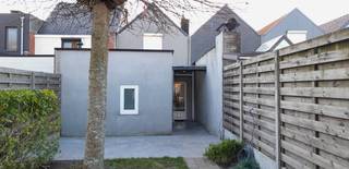 <p>Gezellige gezinswoning met stadstuin in Turnhout<br />Deze gezellige gezinswoning is rustig maar centraal gelegen in Turnhout, op korte afstand van het centrum en de belangrijkste invalswegen.</p><p>Op de benedenverdieping bevinden zich een inkomhal, een sfeervolle woonkamer en een aansluitende keuken met toegang tot de gezellige stadstuin. Daarnaast beschikt de woning over een ruime badkamer met dubbele wastafel, inloopdouche, ligbad en toilet.</p><p>Op de eerste verdieping bevinden zich 3 slaapkamers, ideaal voor een gezin of wie graag over extra ruimte beschikt.</p><p>📍 Rustige en centrale ligging in Turnhout<br />🌿 Gezellige stadstuin<br />🛏️ 3 slaapkamers<br />🛁 Badkamer met inloopdouche en ligbad<br />📅 Beschikbaar vanaf 1 januari 2027</p>