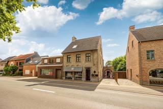 Uitstekend gelegen handelsgelijkvloers met een oppervlakte van maar liefst 145 m², aangevuld met een aangename privatieve tuin en eigen parkeergelegenheid.<br /><br />Het handelspand beschikt over een praktische en functionele indeling en biedt diverse mogelijkheden voor commerciële of andere professionele activiteiten. Dankzij de ruime oppervlakte, de buitenruimte en de beschikbare parkeerplaatsen vormt dit pand een aantrekkelijk en compleet geheel.<br /><br />Het handelspand is momenteel verhuurd. Hierdoor geniet de koper onmiddellijk van huurinkomsten, zonder leegstand of opstartperiode.<br /><br />Ook voor investeerders een bijzondere interessante opportuniteit , een goed gelegen en verhuurde opbrengsteigendom met een aantrekkelijk langetermijnpotentieel.<br />Epc: label B , UC. 2788182<br />Vg-Wg-Gvkr-GVV-Gmo-Gworg