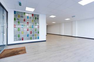 Op zoek naar een commerciële ruimte op een toplocatie in het centrum van Beveren? Dan is dit handelspand beslist iets voor jou!De indeling is als...