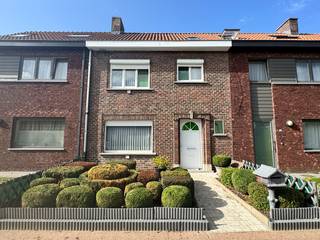 Op zoek naar een woning met een gezellig stadstuintje, garage én uitweg langsachter? Lees dan zeker verder!<br /><br />In de Kastanjelaan bevindt zich deze gesloten bebouwing op een boogscheut van Waregem. Dankzij de centrale ligging tussen Waregem en Deinze en de vlotte verbinding naar het op- en afrittencomplex van de E17 in Kruisem, ben je overal snel dichtbij.<br /><br />Bij het binnenkomen via de inkomhal vind je een apart toilet en de trap naar de eerste verdieping. Verder kom je in de leefruimte, die zich vooraan in de woning bevindt en doorloopt naar achteren met zicht op de tuin. Deze vormt het gezellige hart van de woning.<br /><br />Aansluitend bevindt zich een praktische berging/wasruimte, die toegang geeft tot de ruime kelder. Achteraan de woning ligt de keuken, met rechtstreekse verbinding naar de tuin.<br /><br />Op de eerste verdieping bevinden zich de badkamer en drie slaapkamers. Via een vaste trap bereik je de zolderverdieping, die verder ingericht kan worden als vierde slaapkamer en/of extra polyvalente ruimte.<br /><br />Achteraan het perceel bevindt zich een ruime garage met extra opbergruimte en een tuinhuis. Een grote troef is de uitweg langsachter: de garage is bereikbaar via de Kapellestraat, wat bijzonder praktisch is.<br /><br />Extra troeven: het dak werd reeds vernieuwd in 2015 en in 2021 werd een nieuwe mazoutkachel geplaatst. Bovendien geldt er voor deze woning geen renovatieverplichting.<br /><br />Ben jij op zoek naar een gezellige woning op een centrale ligging, zonder renovatieverplichting, die je nog volledig naar eigen smaak kan inrichten en opfrissen? Schrijf je dan nu in via www.opt-immo.be voor onze bezoekdag op zaterdag 19 september.<br /><br />Tot dan!