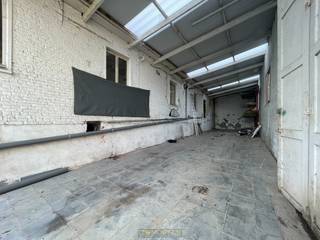 Te huur: magazijn van 80 m² in Mater (Oudenaarde)Dit ruime magazijn van 80 m² is ideaal geschikt als opslagruimte en is rustig gelegen in Mater.Het...