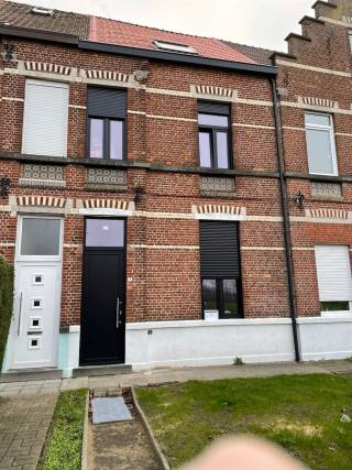 Deze aangename woning, gelegen nabij het station van Evergem werd totaal vernieuwd en omgevormd tot een energiezuinige woning met alle hedendaags comfort (hoogrendementsketel met aardgas, volledig geïsoleerd, PVC schrijnwerk met hoogrendementsbeglazing,...).
De woning omvat op het gelijkvloers een inkom met toilet, mooie leefruimte met salon en eetplaats en volledig ingerichte, open keuken. Op de eerste verdieping vinden we een slaapkamer en de ingerichte badkamer met inloopdouche, toilet en lavabomeubel. Op de tweede verdieping zijn er nog 2 slaapkamers.
Achter de woning is er een aangenaam tuintje achteraan het perceel met uitweg langs de achterzijde.
Scholen, openbaar vervoer, winkels, centrum Evergem bevinden zich op wandelafstand. Bovendien zijn er de vlotte verbindingen naar R4.
De woning is op heden verhuurd (huurprijs € 1200,00 per maand) wat deze woning ook interessant maakt voor de vastgoedinvesteerder.
Bel voor een bezoek ter plaatse: Ulrik Willems 0495 93 38 35.