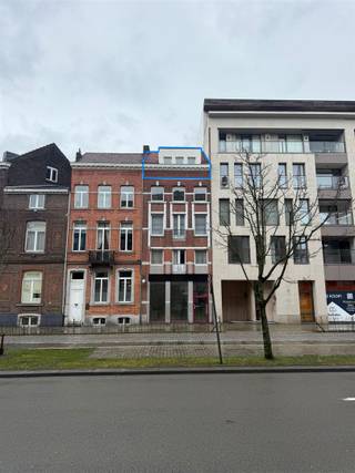 <p><span><strong>Vraag uw bezoek aan via info@optimusvastgoed.be!</strong></span><br /><span><strong>TE HUUR: Gerenoveerd dakappartement met 1 slaapkamer op topligging in het centrum van Hasselt!</strong></span><br /><span>Dit gerenoveerde dakappartement is uitstekend gelegen binnen de kleine ring van Hasselt, op een absolute toplocatie vlak bij het centrum. Dankzij de centrale ligging bevinden winkels, supermarkten, horecazaken en openbaar vervoer zich allemaal op wandelafstand. Ook het Station Hasselt bereik je in enkele minuten te voet, ideaal voor pendelaars!</span><br /><span>Het appartement bevindt zich op de bovenste verdieping en werd recent vernieuwd.</span><br /><span>De lichtrijke woonkamer sluit aan op een volledig uitgeruste keuken, voorzien van alle nodige toestellen. Verder beschikt het appartement over één slaapkamer met ingebouwde kast en airco, een apart gastentoilet en een badkamer met douche en wastafel.</span><br /><span><strong>Ligging:</strong></span><br /><span>Absolute topligging binnen de kleine ring van Hasselt, vlak bij het station, supermarkten, winkels en horeca. Alles bevindt zich op wandelafstand, met een vlotte verbinding naar omliggende gemeenten en autosnelwegen.</span><br /><span><strong>Indeling:</strong></span><br /><span>Inkomhal met ingemaakte kast, woonkamer met open keuken, badkamer, slaapkamer.</span><br /><span><strong>Troeven:</strong></span><br /><span>-Topligging binnen de kleine ring van Hasselt!</span><br /><span>-Station op wandelafstand!</span><br /><span>-Winkels, horeca en supermarkt vlakbij!</span><br /><span>-Airconditioning!</span><br /><span>-Ingemaakte kasten!</span><br /><span>-Recent gerenoveerd!</span><br /><span><strong>EPC D met certificaatnummer 20250411-0003575965-RES-1</strong></span><br /><span><strong>Gemeenschappelijke kosten: € 20 per maand.</strong></span><br /><span>Onmiddellijk beschikbaar.</span></p>