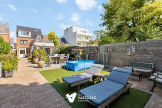 <p><span>Instapklaar gelijkvloers appartement met terras, tuin en garage</span></p><p><span> </span></p><p><span>Belangrijkste troeven:</span></p><p><span>- Centrale ligging: alles op wandelafstand</span></p><p><span>- Perfect instapklaar</span></p><p><span>- Praktische indeling met mooie leefruimtes met zicht op de tuin</span></p><p><span>- Aparte berging en technische ruimte = zeer praktisch</span></p><p><span>- Badkamer met inloopdouche</span></p><p><span>- Geen gemeenschappelijke kosten</span></p><p><span>- Knappe privétuin met terras, atelier met water en elektriciteitsvoorzieningen</span></p><p><span> </span></p><p><span>Bekijk zeker ook onze grondplannen met de afmetingen. Zo krijgt u van thuis uit al een perfect beeld van wat deze woning te bieden heeft!</span></p><p><span>Wenst u meer info of een vrijblijvende bezichtiging, contacteer dan ons kantoor op het nummer 014 39 99 99 en wij helpen u graag verder.</span></p>