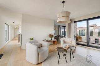 Ontdek dit prachtig appartement met groot terras, op de derde verdieping van residentie Over Leie in Harelbeke. 6% BTW mogelijk! Vlakbij de Leie, topgelegen leuke penthouse met 3 slaapkamers en groot terras. 133m2 woonplezier! Indeling- Lichtrijke leefruimte met grote raampartijen- Open keuken – nog volledig zelf te kiezen naar jouw smaak!- 3 slaapkamers (of 2 slaapkamers + bureauruimte)- Badkamer met douche en dubbele lavabo- Apart toilet- Praktische bergingZeer ruim terras om heerlijk buiten te genietenWaarom kiezen voor dit appartement?Dankzij de centrale ligging woon je vlak bij alle voorzieningen, belangrijke invalswegen en het gezellige centrum van Harelbeke. Combineer comfort, rust en bereikbaarheid op één toplocatie.Troeven in één oogopslag:- Nieuwbouw – volledig instapklaar onder 6% btw- Zelf de afwerking van de keuken te kiezen- Ruim terras met veel lichtinval- Uitstekende ligging nabij centrum en uitvalswegenInteresse? feline@immobeguin.be