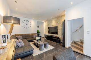 <p><span>Afspraak BEZOEKDAG TELEFONISCH via Jari Wante op 0470/21.14.82</span></p><p><span>Ontdek deze moderne, energiezuinige woning die volledig gerenoveerd werd in 2020. Ze is gunstig gelegen in de directe nabijheid van alle nodige voorzieningen zoals scholen, winkels en het openbaar vervoer. Bovendien geniet u van een vlotte verbinding naar de belangrijkste invalswegen. </span></p><p><span> </span></p><p><span>De indeling is als volgt: ruime leefruimte gevold door de moderne keuken die voorzien is van alle comfort en veel lichtinval. Verder vinden we gelijkvloers ook nog de badkamer die voorzien is van een dubbel badkamermeubel, inloopdouche en toilet. Op de eerste verdieping vinden we 2 ruime slaapkamers. Op de 2</span><span><sup>de</sup></span><span> verdieping is nog een 3</span><span><sup>de</sup></span><span> ruime slaapkamer. Deze woning beschikt ook over een droge kelder.</span></p><p><span> </span></p><p><span>Een grote troef van deze woning is de onderhoudsvriendelijke tuin, ideaal om te ontspannen en te genieten van de rust. Tevens heeft u ook de mogelijkheid om een garage te huren.<br /><br />EPC: 134 kWh/ (m² jaar) – Label B</span></p><p><span>Keuring elektriciteit conform tot 31/05/2045</span></p><p><span>Hoogrendementsglas met PVC</span></p><p><span>Asbestveilig<br />Cv op gas <br /><br />Alle documenten zijn raadpleegbaar op de website www.immo-zone.be</span></p><p><span> </span></p>
