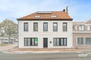 Ruimte, comfort en energiezuinig wonen komen samen in deze volledig gerenoveerde halfopen bebouwing in Kruisem!<br /><br />Deze instapklare gezinswoning combineert een totaalrenovatie met een uitzonderlijk ruime indeling en hedendaags wooncomfort. Met een bewoonbare oppervlakte van maar liefst 235 m², vier volwaardige slaapkamers en een perceel van 720 m² is dit de ideale thuis voor wie op zoek is naar ruimte, zowel binnen als buiten.<br /><br />De woning bevindt zich in Kruishoutem, deelgemeente van Kruisem, op een gunstige locatie met een vlotte verbinding naar het centrum, winkels, scholen en belangrijke invalswegen.<br /><br />Bij het betreden van de woning kom je terecht in de inkomhal, die toegang biedt tot de verschillende leefruimtes. Links bevindt zich de volledig nieuwe keuken, uitgerust met alle nodige toestellen, en toegang tot de praktische kelder. Rechts geniet je van een aangename woonkamer met zicht op de tuin. Verder beschikt het gelijkvloers over een extra ruimte die perfect kan dienen als bureau of berging.<br /><br />Op de tussenverdieping bevindt zich de badkamer. De eerste verdieping telt maar liefst vier ruime slaapkamers en een afzonderlijk toilet.<br /><br />Een absolute meerwaarde is de zolderverdieping van 60 m², bereikbaar via een vaste trap. Deze biedt nog tal van mogelijkheden voor wie extra slaapkamers, een hobbyruimte of een polyvalente ruimte wenst te creëren.<br /><br />Ook buiten heeft deze eigendom heel wat te bieden. Het perceel van 720 m² beschikt over een tuin die eveneens toegankelijk is via een praktische zij-ingang. Bovendien zijn er maar liefst drie afzonderlijke garageboxen aanwezig, ideaal voor wie meerdere wagens, extra opslagruimte of ruimte voor hobby's nodig heeft.<br /><br />Ook op energetisch vlak scoort deze woning bijzonder sterk. Dankzij de grondige renovatie beschikt de woning over een uitstekend EPC-label A. Het gelijkvloers wordt verwarmd via vloerverwarming op aardgas, terwijl de eerste verdieping voorzien is van centrale verwarming. Daarnaast is er airconditioning aanwezig op beide verdiepingen. De 17 zonnepanelen, twee regenwaterputten van elk 10.000 liter en de conforme elektrische installatie maken het geheel compleet.<br /><br />Kortom, een volledig gerenoveerde en energiezuinige gezinswoning waar ruimte, comfort en praktische voorzieningen centraal staan.<br /><br />Interesse in deze woning? Neem gerust contact op met Ruben via ruben@immofrancois.be of 0479/60.36.94 voor meer informatie of een bezoek ter plaatse.<br /><br />Denk je eraan om zelf een woning in Kruisem of omgeving te verkopen? Contacteer Ruben vrijblijvend voor een gratis waardebepaling.<br /><br />