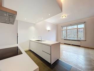 ONMIDDELLIJK BESCHIKBAAR - ZELDZAAM AANBOD.Gelegen in een karaktervol gebouw uit 1936 van de hand van architect Michel Polak (Villa Empain), werd dit doorzonappartement zorgvuldig gerenoveerd met behoud van authentieke charme en hedendaags comfort.HET APPARTEMENT: - Lichtrijke woonkamer met prachtige originele visgraatparket en decoratieve open haard. - Ingerichte keuken met toegang tot een aangenaam terras aan de achterzijde (binnenterrein). - Rustig gelegen hoofdslaapkamer. - Apart bureau (ideaal voor telewerk of als grote dressing). - Ruime, moderne badkamer met de luxe van een ligbad EN een inloopdouche. - Inkomhal met apart toilet en vestiaire. UNIEKE TROEVEN (INBEGREPEN): - GARAGE: Een afgesloten box op de beveiligde binnenplaats (een absolute luxe in de wijk).- PRIVÉ KELDER: Een exclusieve wasplaats, reeds uitgerust (wasmachine en droogkast) en ingericht met een wijnkelder.- HET GEBOUW: Een prestigieuze mede-eigendom met gevel in witte steen en baksteen. U wordt verwelkomd door een majestueuze marmeren inkomhal met spiegels en standbeelden, getuigen van de Brusselse modernistische elegantie.TECHNISCHE INFO: - Hoogwaardige dubbele beglazing. - Videofoon. - Gepantserde deur. Een niet te missen kans voor liefhebbers van architectuur die op zoek zijn naar totaalcomfort (parking en bergruimte). Bezoeken op afspraak.