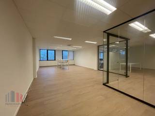 <strong>Kantoorruimte</strong> van 210 m² en 45 m²<strong> praktische opslagruimte</strong> te Zaventem.<strong> </strong>Uitstekend gelegen nabij de E40, R22 en A210, met een bushalte recht naast het gebouw, biedt deze locatie een ongeëvenaarde bereikbaarheid voor zowel wagen- als openbaar vervoer. <br /><br />De instapklare kantoorruimte bevindt zich op het gelijkvloers en beschikt over een privatieve kitchenette en airco. Het maakt deel uit van een kantoorgebouw uitgerust met een alarmsysteem. De bijhorende opslagruimte is bovendien voorzien van een praktische sectionale poort.<br /><br />Contacteer <strong>PANORAMA B2B</strong> voor bijkomende inlichtingen, plannen of een vrijblijvend plaatsbezoek <strong>0477 09 00 09.</strong><br /> 