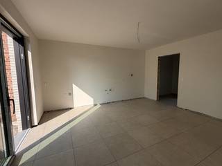 In alle rust en volledige privacy, vlak bij diverse wandel- en fietsroutes, bieden wij deze prachtige nieuwbouwwoning te huur aan. Het centrum van Sleidinge, scholen en winkels zijn vlot bereikbaar met de fiets of de auto. Momenteel wordt de woning met veel zorg en oog voor kwaliteit afgewerkt en is ze beschikbaar vanaf 1 oktober.<br /><br />Via de ruime inkomhal komt u terecht in de lichtrijke leefruimte met open keuken. Verder beschikt de woning over een praktische wasplaats en berging. Op het gelijkvloers bevindt zich een ruime slaapkamer met een ensuite badkamer. Op de verdieping zijn nog drie slaapkamers, een tweede badkamer en een extra ruimte die perfect kan dienen als bureau, hobbyruimte of berging. Buiten geniet u van twee zonnige terrassen, die momenteel nog worden aangelegd.<br /><br />Uw wagen parkeert u gemakkelijk in de garage of op de private parkeerplaats. Dankzij de warmtepomp, ventilatiesysteem C en vloerverwarming is de woning bijzonder energiezuinig en beschikt ze over een gunstig EPC-label. De combinatie van de ruime indeling, de kwalitatieve afwerking en de rustige, groene ligging maakt dit een ideale gezinswoning.<br /><br />Nog niet alle foto's zijn beschikbaar, momenteel zijn de verhuurders nog volop bezig aan de woning. Keuken wordt vanaf eind augustus geplaatst. <br /><br />Interesse in een bezoek? Neem gerust contact op via immovercruysse@gmail.com of telefonisch via 0472/98.16.29.