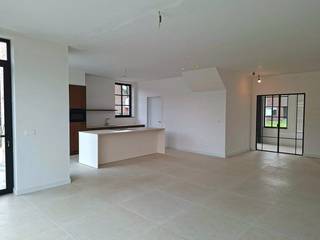 <p>Nieuwe volledig afgewerkte koppelvilla (rechts) op +/- 534 m²</p><p>Deze volledig afgewerkte woning (2026) heeft een inkomhal met gastentoilet en handenwasser, eiken trap naar de eerste verdieping en toegang naar de ruime leefruimte via smeedijzeren dubbele deur.</p><p>Open keuken en kookeiland met keramisch werkblad, toegang naar berging. Toegang tot het aangelegde terras en tuin via zowel achterdeur als breed schuifraam.</p><p>Het volledige GV is voorzien van grote keramische tegels 90x90. De keuken is uitgerust met een inductievuur (Bora) met geïntegreerde dampkap, spoelbak, vaatwasmachine, koelkast met vriescombinatie, aparte oven en microgolfoven. Grote bergruimte naast de keuken met aansluitingen voor wasmachine en droogkast.</p><p>Op de 1ste verdieping bevinden zich 3 slaapkamers op hoogwaardig en slijtvast vinyl, waarvan masterbedroom met dressing. Badkamer met ligbad, dubbel wastafelmeubel, spiegelkast, toilet en inloopdouche.</p><p>Toegang naar 2e verdieping via open eiken trap. Volledig afgewerkte zolderverdieping met één à twee slaapkamers (of extra polyvalente kamer) en tweede badkamer voorzien van ligbad, wastafelmeubel en toilet. Aparte bergruimte met technische toestellen.</p><p>Ingezaaide en nieuw omheinde tuin, afgewerkt terras en oprit + paadje naar de voordeur in castle grind. Vooraan, naast de oprit en aan het terras zijn voldoende lichtpunten voorzien, net als een laadpunt voor een elektrische wagen, stopcontact en buitenkraantje.</p><p>PLUSPUNTEN:</p><p>10 zonnepanelen met hybride omvormer;<br />warmtepomp Buderus lucht/water;<br />overal vloerverwarming;<br />ventilatiesysteem Renson type D;<br />driedubbele beglazing;<br />Telenetaansluiting;<br />uitmuntende ligging in het dorp van Halle;<br />EPC klasse A+ (E-peil -2);<br />aangelegde oprit en terras, gazon ingezaaid.</p><p>Vraagprijs: € 624.000<br />Kosten op grondaandeel van € 210.000: 12% registratierechten.<br />Kosten op constructieaandeel van € 414.000: 21% BTW.</p>