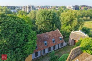 Op een unieke locatie langsheen de historische Abdijpoort en de Leie vinden we dit voormalige restaurant met woonst. Er is rechtstreekse toegang tot het jaagpad.Het gebouw dient gerestaureerd te worden in samenspraak met Monumenten, en biedt mogelijkheden naar horeca of private woonst in een prachtige setting. Aarzel niet ons te contacteren voor een vrijblijvend bezoek ter plaatse (op afspraak).