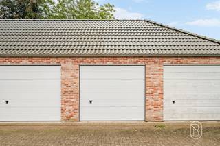 In Mont-de-l’Enclus, op een rustige en aangename locatie vlak bij het Kluisbos, bevindt zich deze recente woning uit 2018. De woning combineert hedendaags wooncomfort met een praktische indeling, een aangename tuin met terras en een aparte garage.Op het gelijkvloers vindt u een inkomhal, een lichtrijke woonkamer met open, geïnstalleerde keuken en een praktische berging.De eerste verdieping omvat een nachthal, drie slaapkamers en een badkamer. De zolder ruime biedt extra opbergruimte.Buiten geniet u van een tuin met terras, ideaal om in alle rust te ontspannen. De aparte garage vormt een bijkomende troef.Dankzij het gunstige PEB-label B beschikt de woning over een goede energieprestatie.De ligging is bijzonder aantrekkelijk: rustig en groen, op een boogscheut van het Kluisbos, met een vlotte verbinding naar Avelgem, Ronse, Doornik en de omliggende gemeenten.Een recente gezinswoning op een uitstekende locatie, ideaal voor wie rust, natuur en bereikbaarheid wil combineren!Meer info: wim@immobeguin.beTe koop via Immo Beguin, uw vastgoedexpert sinds 2009, met kantoren in Ronse, Deinze, Waregem, Kortrijk, Nieuwpoort, Doornik en Lessen en Moeskroen.