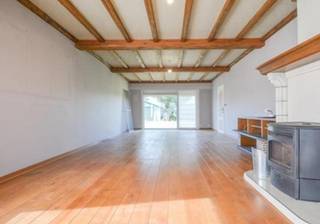 <p>Deze alleenstaande woning is <span><strong>rustig gelegen</strong></span> en biedt een mooie <span><strong>combinatie van ruimte, comfort en potentieel</strong></span>. <br />Via de inkomhal komt u in de <span><strong>lichtrijke woonkamer</strong></span>, waar de <span><strong>gezellige pelletkachel</strong></span> zorgt voor extra sfeer en u geniet van een <strong><span>aangenaam zicht op de tuin</span></strong>.<br />Aansluitend bevindt zich de <span><strong>gesloten keuken</strong></span>, die misschien wel een opfrissing kan gebruiken. Naast de keuken ligt een <span><strong>praktische berging</strong></span>.<br />De <span><strong>inpandige garage met sectionale poort</strong></span> zorgt voor <span><strong>extra comfort en voldoende bergruimte</strong></span>.<br />Op de verdieping bevinden zich <span><strong>4 volwaardige slaapkamers, waarvan 2 voorzien zijn van ingemaakte kasten</strong></span>.<br />De badkamer is uitgerust met een <span><strong>lavabo, toilet en een inloopdouche</strong></span>.<br />Daarnaast beschikt de woning over een <span><strong>zolder</strong></span> die dienst kan doen als extra bergruimte.<br />Er is een aangenaam <span><strong>terras en een tuinhuis</strong></span>, achteraan geniet u van een aangenaam, <span><strong>open uitzicht</strong></span>.<br />De rustige ligging maakt deze woning aantrekkelijk voor wie op zoek is naar een <span><strong>gezinswoning met veel mogelijkheden</strong></span>.<br />EPC : 417 en UC : 3857704 <br />Wenst u een bezoek ? Contacteer Peter : 0496/176878<br /> </p>