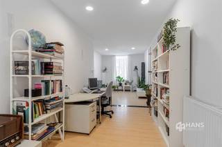 <p><span>In de Schindestraat woon je heerlijk rustig in een doodlopende straat, op een boogscheut van het Bisschoppenhofpark. Dankzij de nabijheid van de Bisschoppenhoflaan en de Ter Heydelaan geniet je bovendien van een vlotte bereikbaarheid met zowel de wagen als het openbaar vervoer. Velo-stations en tal van winkels en supermarkten bevinden zich op wandelafstand.</span></p><p><span>Achter de charmante gevel schuilt een gezellige woning met een bewoonbare oppervlakte van 105 m². Met twee slaapkamers, twee badkamers en een aangename buitenruimte is dit een ideale thuis voor starters. Doorheen de jaren werden reeds verschillende verbeteringen uitgevoerd: zo is de elektriciteit conform, beschikken de ramen over dubbele beglazing en werden de muren netjes bezet. Een goede basis om deze knusse woning verder naar eigen smaak af te werken en in te richten!</span></p><p><span>Je komt binnen in de inkom-/traphal, vanwaar je achteraan toegang hebt tot de kelder. De rest van het gelijkvloers wordt ingenomen door de lichtrijke leefruimte met open keuken, samen goed voor een mooie oppervlakte van zo'n 45 m². Achteraan bevindt zich een douchekamer met douchecabine, toilet en ruimte voor een wasmachine. Via de schuifdeur bereik je de zuidgerichte buitenruimte van 36 m², waar je volop van de zon kan genieten.</span></p><p><span>Op de bovenverdieping bevinden zich twee slaapkamers van respectievelijk 10 m² en 13 m². De tweede badkamer (4 m²) is uitgerust met een ligbad/douche, lavabomeubel, toilet en handdoekdroger.</span></p><p><span>Tot slot beschikt de woning nog over een handige bergzolder.</span></p><p><span>Een charmante starterswoning met verrassend veel ruimte én een zonnige buitenruimte op een rustige locatie. Kom jij hier binnenkort thuis?</span></p><p><span>Bewoonbare opp. 105 m² – ref.: bruto vloeropp. Voor meer info of een gratis schatting surf naar </span><span><span>www.hansimmo.be</span></span></p><p><span> </span></p>