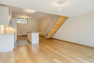 Op zoek naar een woning die net dat tikkeltje anders is? Deze goed onderhouden en instapklare loftwoning in Residentie Aloysius (Wilgenstraat 105B, Roeselare) combineert een verrassend ruimtelijk gevoel en een uitstekende ligging nabij het centrum van Roeselare.<br /><br />Voor de deur zorgt een groen aangelegd rondpunt voor een aangenaam en open gevoel. Achteraan beschikt de woning over een zonnig zuidgericht terras, terwijl parkeren kan op de privatieve staanplaats vlak voor de inkomdeur.<br /><br />Indeling:<br /><br />- Gelijkvloers:<br />* Inkomhal met apart toilet<br />* Technische ruimte/wasberging<br />* Ruime leefruimte met open keuken en toegang tot terras en tuintje<br /><br />-Mezzanineniveau:<br />* Slaapkamer<br /><br />-Verdieping:<br />* Open ruimte met plaats voor bureau of bibliotheek en voorzien van ingemaakte kast<br />* Badkamer met douche, bad, toilet en lavabomeubel<br />* Tweede slaapkamer<br /><br />Troeven:<br /><br />* energiezuinig met EPC-label B<br />* Blanco elektrische keuring<br />* Regenwaterput van 10.000 liter<br />* Handige gemeenschappelijke fietsenstalling en vuilnisberging op terrein<br />* Kwalitatief afgewerkt: aluminium ramen + recente elektrische zonnescreen achteraan, parketvloer...<br /><br />Een ideale woning voor wie houdt van licht, ruimte en een hedendaagse woonbeleving op een gunstige locatie in Roeselare.<br /><br /><br />De eigendom wordt aangeboden via de Power-sale formule. Op 30/09/2026 tussen 17:00 en 19:00 kan u het huis op afspraak komen bezichtigen en een bod uitbrengen. De vermelde prijs is een instelprijs. Voor meer info, gelieve contact op te nemen met de dossierverantwoordelijke.<br /><br />Bestuursmaatregelen in het maatregelenregister: nee<br /><br />Deze AI-visualisaties zijn bedoeld als inspiratie. Er werd geen rekening gehouden met technische specificaties, stedenbouwkundige voorschriften of de concrete mogelijkheden tot realisatie.