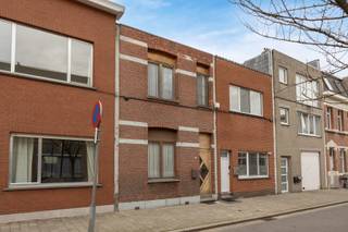 Deze gesloten bebouwing is gelegen in een aangename straat in Hoboken, met winkels, scholen en openbaar vervoer op wandelafstand. Dankzij de...