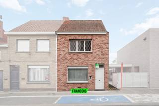 In de Komstraat te Poperinge bevindt zich deze halfopen woonst. Dit huis heeft een zij-uitwegje, ideaal voor vuilbakken, fietsen of om werken te...