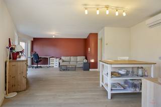 Dit lichtrijke appartement is ideaal voor wie comfortabel en centraal wil wonen, met een vlotte bereikbaarheid en alle voorzieningen...