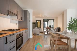 VIRTUELE RONDLEIDING EN RENOVATIERAPPORT BESCHIKBAAR VIA GENTILL.BE<br /><br />Ligging<br />In de Léon Lefèvrestraat bevindt zich deze sfeervolle rijwoning, ideaal gelegen op wandelafstand van het levendige centrum, het station en het ziekenhuis. Dankzij de nabijgelegen E40 is er tevens een uitstekende bereikbaarheid naar zowel Gent als Brussel. <br /><br />Indeling<br /> Via de afgesloten inkomhal betreedt u meteen de grote leefruimte. Er is een volledig vernieuwde open keuken, uitgerust met moderne voorzieningen en voldoende ruimte voor een ontbijthoek of eetplaats. Naast de keuken is er een praktische wasruimte aanwezig en een apart toilet, wat bijdraagt aan het gebruiksgemak van de woning. De voorplaats kan perfect dienst doen als bureau, speelkamer of gezellige zithoek. Een groot schuifraam aan de achterkant zorgt voor veel lichtinval en leidt naar de gezellige koer. Er is ook een handige buitenberging aanwezig. Op de eerste verdieping bevinden zich twee slaapkamers en een badkamer met ligbad, alles zorgvuldig afgewerkt in een warme en huiselijke stijl. Verder is er via een vaste trap ook toegang tot de zolderruimte, welke nog te renoveren is en een uitstekende mogelijkheid biedt als derde slaapkamer of hobby- en werkruimte. Onder de woning bevindt zich bovendien een droge kelder, ideaal voor opslag of wijnliefhebbers. <br /><br />Troeven<br />* Centrale ligging<br />* Vernieuwde open keuken <br />* Veel lichtinval<br />* Mogelijkheid tot extra slaapkamer(s) <br /><br />Bent u op zoek naar een instapklare woning die u op termijn verder kan optimaliseren? Dan is dit een mooie kans op een uitstekende locatie in Zottegem. Contacteer snel Tim voor een bezoek. <br /><br />📞 0487/40.21.28<br />✉️ tim@gentill.be