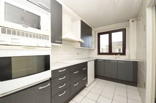 Op zoek naar een lichtrijk appartement?<br />Dit duplex-appartement heeft alles in huis om comfortabel te wonen op een centrale locatie.<br /><br />We komen het appartement binnen via de inkomhal met apart gastentoilet.<br />De ruime woonkamer baadt in het licht en sluit mooi aan bij de keuken, die volledig uitgerust is met alle nodige toestellen.<br />Vanuit de leefruimte heb je toegang tot het terras, waar je kan genieten van een aangename buitenruimte.<br /><br />Op de duplexverdieping bevinden zich <strong>twee slaapkamers</strong> en een badkamer met lavabomeubel en douche.<br />Als extra troef beschikt dit appartement over een garagebox, met mogelijkheid tot aankoop aan € 28.000,00.<br /><br />Houten ramen met dubbelglas en verwarming op gas.<br />Bron bewoonbare oppervlakte: EPC-certificaat.<br /><br />Interesse om dit appartement te ontdekken? Contacteer ons gerust op 03/775.78.79 voor een bezoek!<br />Ben je ook van plan jouw eigendom te verkopen? Maak een afspraak voor een gratis schatting, wij maken er samen een succesverhaal van.