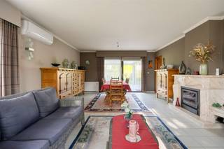 Rustig gelegen, goed onderhouden villa met 4 slaapkamers op een perceel van 761 m². Indeling: inkom met gastentoilet en bergruimte, zonnige living met aansluitend een ruime veranda die voorzien is van een zonneluifel, ingerichte keuken, koele berging en een grote garage met automatische poort. Verdieping: 4 ruime slaapkamers en een vernieuwde badkamer uitgerust met een dubbele lavabo, ligbad en inloopdouche. Grote bergzolder over de volledige woning. Aangelegde, afgesloten zuid-west geörienteerde tuin. Alle ramen beschikken over rolluiken, in de living is een houtcassette en een warmtepomp voorzien, evenals in de grootste slaapkamer. De elektriciteit is conform en in 2022 werden 34 zonnepanelen geplaatst.