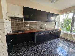 <p><span>Borgerhout: Turnhoutsebaan: zeer ruim appartement.</span></p><p><span> </span></p><p><span>Appartement met grote living, ook de keuken en badkamer zijn ruim. Het appartement heeft een mooie inkomhal, 2 kamers en een dressing. Gelegen in het centrum van de stad, vlakbij openbaar vervoer, invalswegen, scholen en winkels.</span></p><p><span> </span></p><p><span>De maandelijkse kosten bedragen: 75 € reservefonds + 225 € voorschot inclusief verwarming en koud en warm water, onderhoud algemene delen, elektriciteit gemene delen, vuilbakken, ...</span></p><p><span>+ 130 € per maand: verbouwing/reservatie-lening: dak, isoleren, en herbezetten voor- en achtergevel.</span></p><p><span> </span></p><p><span>Indeling: inkomhal: 10 m²</span></p><p><span>living: 50 m²</span></p><p><span>keuken: 10 m²</span></p><p><span>badkamer: 8 m²</span></p><p><span>slpk 1: 30 m²</span></p><p><span>slpk 2: 12 m²</span></p><p><span>dressing: 6  m²</span></p><p><span>toilet: 2 m²</span></p><p><span>terras: 8 m²</span></p>