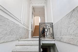 Statig en veelzijdig herenhuis met magazijn en beroepsmogelijkheden op centrale ligging OMGEVINGDit prachtige gerenoveerde herenhuis is centraal...