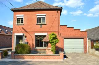 Goed gelegen TOFFE WONING met 3 slaapkamers, GARAGE en TUIN. INDELING: inkom en traphal, keuken met eetplaats, RUIME woonkamer,...