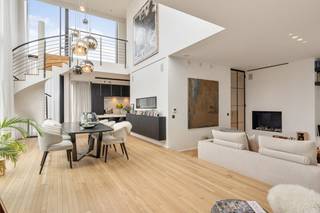 Dit uitzonderlijke penthouse in een recent gebouw uit 2020 combineert moeiteloos luxe, comfort en klasse. Met een royale bruto woonoppervlakte...