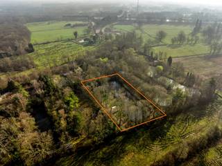 Een zeldzame kans! Dit schitterend perceel, gelegen op de grens van Ham en Meerhout, biedt een oase van rust in een groene omgeving. Het hoogtepunt...