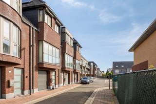 De eigendom wordt aangeboden via de Pre-sale formule. Op zaterdag 19/09/2026 tussen 10:00 en 13:00 kan u de woning op afspraak komen bezichtigen en een bod uitbrengen. De vermelde prijs is een instelprijs. Voor meer info, gelieve contact op te nemen met de dossierverantwoordelijke.<br /><br />De woning heeft een praktische indeling, ruime leefruimtes en een uitstekende energieprestatie met een ideale ligging op wandelafstand van het centrum van Londerzeel en dus goed gelegen qua mobiliteit met de oprit van de A12 (verbinding Antwerpen-Brussel-Mechelen) dichtbij en vlakbij het station van Londerzeel. Ook scholen en winkels liggen op wandelafstand. <br /><br />Deze eigendom beschikt over 3 volwaardige slaapkamers en biedt bovendien een uitzonderlijke troef: een zeer ruime inpandige garage met voldoende plaats voor wagen(s), fietsen en extra bergruimte. Aansluitend zijn er een praktisch bureau en een wasberging, ideaal voor wie comfortabel van thuis uit wil werken.<br /><br />De leefruimte geniet van een aangename connectie met de buitenomgeving. Er zijn maar liefst twee terrassen, waarvan één recent en praktisch werd overdekt. <br />Hierdoor kan je nog meer genieten van het buitenleven, ongeacht het weer.<br /><br />Met zonnepanelen, een laadpaal en een EPC-label A ben je verzekerd van een energiezuinige woning die helemaal mee is met de toekomst. Bovendien is de elektrische installatie conform.<br /><br />Waarom deze woning absoluut een bezoek waard is:<br />Bouwjaar 2009<br />Tweegevelwoning in uitstekende staat<br />3 slaapkamers<br />Zeer ruime inpandige garage + zolderruimte<br />Bureau en aparte wasberging<br />2 terrassen, waarvan één recent praktisch overdekt<br />Zonnepanelen (15 stuks: piekvermogen 5,73 kWp)<br />Thuisbatterij van 10 kWh<br />Laadpaal <br />Conforme elektrische installatie<br />Uitstekend EPC-label A<br />Perfect instapklaar<br />Bijzonder goed onderhouden<br />Gelegen op wandelafstand van het centrum van Londerzeel!<br />Een mooie buitenkans voor jonge koppels, gezinnen of iedereen die op zoek is naar een comfortabele en energiezuinige woning zonder grote werken.<br /><br />Kortom: een verzorgde, toekomstgerichte woning op een uitstekende locatie, waar je meteen je verhaal kan beginnen.<br /><br />Kom deze woning bezoeken tijdens het PRE SALE moment ! <br /><br />Voor meer info: olivia.laporte@dewaele.com 0499 46 93 34<br /><br />De eigendom wordt aangeboden via de Pre-sale formule. Op 19/09/2026 tussen 10:00 en 12:00 kan u het huis op afspraak komen bezichtigen en een bod uitbrengen. De vermelde prijs is een instelprijs. Voor meer info, gelieve contact op te nemen met de dossierverantwoordelijke.<br /><br />Bestuursmaatregelen in het maatregelenregister: nee