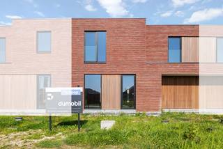 Binnen de ring van Roeselare, op het grondgebied van Hooglede, bevindt zich deze moderne halfopen woning (lot 89) met plat dak. De woning...