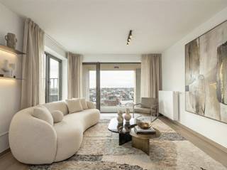 <p><span>ANTWERPEN - Zurenborg:</span><span> Duplex-penthouse met 3 slaapkamers, 3 terrassen en 2 staanplaatsen in het bruisende centrum. EPC-label A.</span></p><p><span> </span></p><p><span>BESCHRIJVING : </span></p><p><span>Gelegen in de gegeerde Zurenborgwijk, combineert deze locatie het bruisende stadsleven met een aangename woonomgeving, op wandelafstand van het Centraal Station, tal van hippe cafés en lokale handelszaken.<br />Op de 8° en 9° verdieping van een recent en indrukwekkend nieuwbouwproject bevindt zich deze lichtrijke en ruime duplex-penthouse.</span></p><p><span>Dankzij de centrale ligging zijn buurtwinkels en belangrijke invalswegen vlot te bereiken, terwijl ook het stadscentrum op wandelafstand ligt.</span></p><p><span> </span></p><p><span>Via de inkomhal met vestiaire en gastentoilet, komt men eerst in de open keuken met eiland en lichtkoepel voor een natuurlijke lichtinval. </span></p><p><span>Deze is uitgerust met kwalitatieve, ingebouwde Bosch-toestellen, waaronder oven en stoomoven, microgolf, koelkast en diepvriezer, aangevuld met een inductiekookplaat van AEG. </span></p><p><span>De keuken vloeit naadloos over in de ruime en lichtrijke leefruimte, die dankzij de vele raampartijen eveneens van een aangename lichtinval geniet.</span></p><p><span> </span></p><p><span>De terrassen sluiten rechtsreeks aan op de leefruimte en bevinden zich zowel aan de voor- als zijkant van het appartement, met open mooie uitzichten over de Koekenstad. </span></p><p><span>Via de trap bereikt men de nachthal met apart toilet en berging voorzien van aansluitingen voor wasmachine en droogkast. Aan de achterzijde bevinden zich twee slaapkamers, evenals een tweede badkamer uitgerust met dubbele wastafel en ligbad. </span></p><p><span> </span></p><p><span>Aan de voorzijde van het appartement is de masterbedroom gelegen met een en-suite badkamer voorzien van douche en enkele lavabo. </span></p><p><span> </span></p><p><span>Kelderberging is inbegrepen. </span></p><p><span>Twee autostaanplaatsen verplicht mee aangekocht te worden aan 30.000 € per plaats. </span></p><p><span> </span></p><p><span>BIJZONDERHEDEN : </span></p><p><span> </span></p><p><span>- Centrale ligging nabij parken, scholen en invalswegen</span></p><p><span>- Gemeenschappelijke kosten : 200 €/maand (elektriciteit en onderhoud gemene delen, verzekering, beheer, lift)</span></p><p><span>- EPC-label A</span></p><p><span>- Bruikbare vloeroppervlakte volgens EPC : 132 m</span><span><sup>2</sup></span></p><p><span> </span></p><p><span> </span></p><p><span> </span></p><p><span> </span></p><p><span> </span></p><p><span> </span></p><p><span> </span></p><p><span> </span></p>