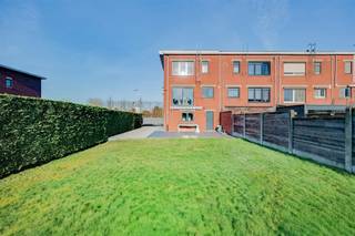 <p><span>A deux pas du </span><span>centre d'Ekeren</span><span>, l'Edisonlaan 2 abrite cette </span><span>maison à vendre prête à être louée</span><span>. </span></p><p><span>Cette maison dispose de 4 chambres à coucher, d'une entrée arrière et d'un garage accessible par la rue latérale (largeur de la rue 11m).</span></p><p><span> </span></p><p><span>Aménagement</span></p><p><span>Rez-de-chaussée</span></p><p><span>- jardin avant</span></p><p><span>- hall d'entrée</span></p><p><span>- garage</span></p><p><span>- débarras </span></p><p><span>- jardin avec terrasse et abri de jardin</span></p><p><span>- jardin accessible par le côté</span></p><p><span> </span></p><p><span>Premier étage</span></p><p><span>- hall de nuit</span></p><p><span>- salle de séjour</span></p><p><span>- salle à manger</span></p><p><span>- cuisine </span></p><p><span> </span></p><p><span>Deuxième étage</span></p><p><span>- chambre 1</span></p><p><span>- chambre 2</span></p><p><span>- chambre 3</span></p><p><span>- salle de bains</span></p><p><span> </span></p><p><span> </span></p><p><span> </span></p><p><span>Avantages</span></p><p><span>- Chauffage central au gaz naturel </span></p><p><span>- double vitrage en profilés de bois </span></p><p><span>- volets roulants au rez-de-chaussée et au deuxième étage</span></p><p><span>- toit en selle isolé avec de la laine minérale</span></p><p><span>- cave et grenier</span></p><p><span> </span></p><p><span>Vous êtes intéressé par cette maison à vendre à Ekeren, vous cherchez d'autres biens immobiliers ou vous voulez connaître la valeur de votre bien ? Dans ce cas, BOLT immo est l'agence qu'il vous faut ! Nous nous ferons un plaisir de vous aider.</span></p><p><span> </span></p>