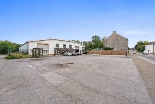 Structura.biz stelt u dit ruime magazijn met kantoren en woonst te koop voor.Het gebouw is uitgerust met 4 sectionaalpoorten, wat zorgt voor een...