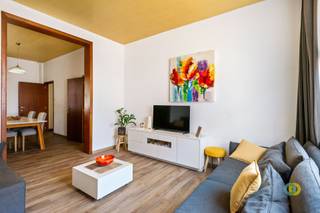 <p><span>Deze goed onderhouden woning combineert een rustige woonomgeving met een vlotte bereikbaarheid en is dankzij de reeds uitgevoerde renovaties meteen bewoonbaar. Via de inkomhal komen we in de leefruimte met zithoek en eetplaats. Aansluitend bevindt zich de vernieuwde keuken met veranda in de achterbouw. Vanuit de veranda is er toegang tot een aangename, onderhoudsvriendelijke buitenruimte. Een apart toilet vervolledigt het gelijkvloers. Op de eerste verdieping bevinden zich twee ruime slaapkamers en een badkamer met douche, wastafel en toilet. Via een vaste trap bereiken we de zolderverdieping, ingericht als ruime derde slaapkamer. De woning beschikt bovendien over een kelder die extra bergruimte biedt. Op technisch en energetisch vlak werden reeds belangrijke werken uitgevoerd: het dak werd volledig vernieuwd en geïsoleerd, de ramen werden vervangen, de keuken en de veranda vernieuwd. De gevels werden gezandstraald en hervoegd en de elektrische installatie is conform gekeurd. De woning bevindt zich in een aangename woonomgeving van Vilvoorde, nabij winkels, scholen, openbaar vervoer en diverse dagelijkse voorzieningen. Ook het centrum, station en belangrijke verbindingswegen zijn vlot bereikbaar, waardoor Brussel, de Ring en omliggende gemeenten gemakkelijk toegankelijk zijn. Een ideale gezinswoning voor wie op zoek is naar comfort, ruimte en een instapklaar karakter.</span><span> </span></p>