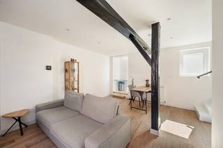 Op zoek naar een gezellige woning met een praktische indeling? Deze knusse woning beschikt over een bewoonbare oppervlakte van ca. 90 m² en omvat een lichtrijke leefruimte, een mooie keuken, een comfortabele badkamer en twee slaapkamers.Terras van 4 m². Verder beschikt de woning over een kelder, pvc-schrijnwerk met dubbele beglazing en cv op gas.Met een EPC-label C (278 kWh/m²/jaar) is er geen renovatieverplichting van toepassing. Te koop bij Immo Beguin, met kantoren in Ronse, Waregem, Deinze, Kortrijk, Tournai, Lessines.Meer info of bezoek via info@immobeguin.be