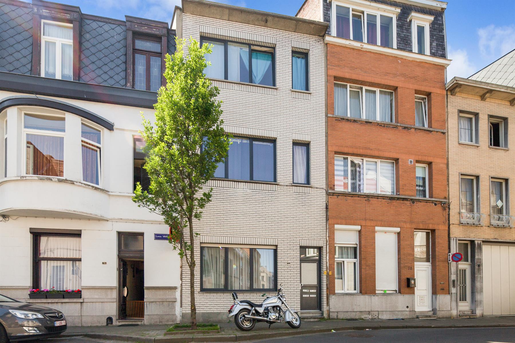 Te renoveren Woonhuis ingedeeld in 3 appartementen - foto 1
