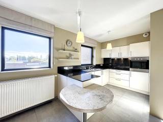 <strong>Kijkdag: zaterdag 13 juni 2026 (reserveer een moment: 0472/62.03.60)</strong><span><strong><br /><br />Ligging</strong></span><br />
<p>Dit rustig gelegen appartement combineert comfortabel wonen met een uitstekende bereikbaarheid. Gelegen op slechts enkele minuten van het centrum van <span><span>Oudenaarde</span></span> geniet u van een ideale ligging dichtbij alle voorzieningen.</p>
<p>In de directe omgeving vindt u scholen, supermarkten, winkels en tal van sport- en ontspanningsmogelijkheden. Dankzij de vlotte verbindingen en de nabijheid van het stadscentrum is dit appartement perfect voor wie rustig wil wonen zonder in te boeten aan comfort en bereikbaarheid.</p>
<span><strong>Beschrijving</strong></span><br /><br />Ontdek dit ruim en energiezuinig appartement te huur in Oudenaarde, gelegen op de eerste verdieping van een verzorgd gebouw. Dankzij de praktische indeling, grote ruimtes en uitstekende voorzieningen biedt dit appartement alle comfort voor aangenaam wonen.<br /><br />Het appartement beschikt over twee volwaardige slaapkamers en een lichtrijke leefruimte met geïntegreerde open keuken. Daarnaast is er een ruime berging aanwezig en een volledig uitgeruste badkamer met zowel een ligbad als een douche.<br />Extra troeven zijn de tweede private berging in de inkomhal van het gebouw én de zeer ruime garage aan de achterzijde, voorzien van een automatische poort.<br /><br />Huurprijs: €895/maand<br />Gemeenschappelijke kosten: €50/maand<br /><br />Bent u op zoek naar een energiezuinig appartement met garage en 2 slaapkamers in de regio Oudenaarde? Dan is dit appartement zeker een bezoek waard.<br /><br /><span>Voor inlichtingen en/of bezoek, bel Gwen Moerman 0472/62.03.60<br /></span>