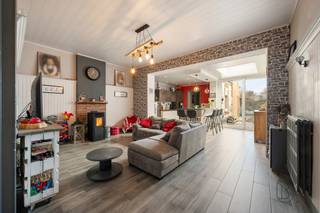 Ontdek deze aangename woning met mooie volumes, ideaal voor een gezin, die wooncomfort combineert met moderne technische voorzieningen.De woning...