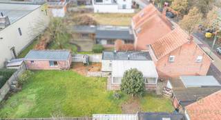 <p>In het hart van Vosselaar, op wandelafstand van de gemeente, scholen, winkels en gezellige cafés, bevindt zich deze gunstig gelegen gezinswoning met garage en ruime, zuidgerichte tuin. Gelegen in een rustige straat, combineert deze woning een centrale topligging met een aangename woonomgeving – ideaal voor wie comfortabel en toch rustig wil wonen.</p>
<p>Deze te renoveren woning op een perceel van 498 m² biedt met haar bewoonbare oppervlakte van 157 m² een solide basis en bijzonder veel potentieel om er een eigentijdse thuis van te maken, volledig naar eigen smaak en wensen.</p>
<p>We betreden de woning via de inkomhal, die uitkomt in de ruime leefruimte met zit- en eethoek. Dankzij de grote raampartijen geniet deze ruimte van veel natuurlijke lichtinval. Aansluitend bevindt zich de keuken, die toegang biedt tot de badkamer, het apart toilet en een ruime berging/wasplaats. Vanuit de keuken bereikt u bovendien de indrukwekkende veranda van maar liefst 29 m² – een heerlijke plek met zicht op de groene tuin, waar u in alle rust kan genieten van elk seizoen.</p>
<p>Als extra troef beschikt de woning over een praktische kelder, ideaal voor extra opslagruimte.</p>
<p>Op de eerste verdieping bevinden zich drie slaapkamers. Eén van deze kamers kan perfect ingericht worden als kinderkamer, bureau of dressing. Daarnaast is er nog een zolder aanwezig, wat bijkomende opslag- of uitbreidingsmogelijkheden biedt.</p>
<p>Buiten vormt de ruime, zuidgerichte tuin een absolute meerwaarde. Dankzij de gunstige oriëntatie geniet u hier de hele dag van zon en natuurlijke lichtinval. Of u nu droomt van een speelruimte voor kinderen, een moestuin of een gezellig terras, hier kan u uw plannen volledig realiseren.</p>
<p>Tot slot beschikt de woning over een garagebox én een bijgebouw, wat zorgt voor extra bergruimte of mogelijkheden voor hobby’s.</p>
<p>Bent u op zoek naar een renovatieproject met karakter en een uitstekende ligging in hartje Vosselaar? Dan biedt deze woning een unieke kans om uw eigen woonproject te realiseren op een toplocatie.</p>