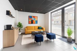 Dit <strong>handelspand </strong>(wellness op heden) <strong>met woonst en privé-parking</strong> geniet van een uiterst commerciële ligging langs de Meensesteenweg te Roeselare. De bewoonbare oppervlakte bedraagt 282 m² (volgens EPC-attest). Uitstekende bereikbaarheid dankzij de onmiddellijke nabijheid van de Rijksweg (N36), centrum, openbaar vervoer, etc. Indeling: onthaal/receptie, wachtruimte, hal, twee verzorgings-/massageruimtes, kleedkamer, extra ruimte (met hammam/Turks stoombad, verwarmde tafel in mozaïek en massagebad), relaxruimte met twee regendouches en bar, technische berging/wasplaats. Op de eerste verdieping bevindt zich het appartement bestaande uit een leefruimte met open keuken en één slaapkamer. Op zolder kan een extra hobby- of slaapkamer ingericht worden. Privé-parking voor vier wagens. Zonnepanelen | Ontdek de vele andere troeven op onze website www.bordes.be | Justine organiseert voor dit handelspand de bezoeken, mits het maken van een afspraak. www.bordes.be