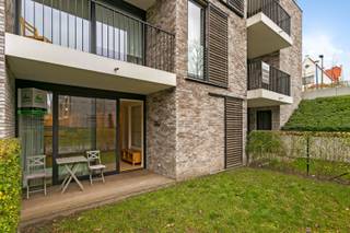 Stijlvolle gelijkvloerse assistentiewoning te koop met 1 slaapkamer, gelegen in het hart van de duinen van Koksijde, op een boogscheut van het...