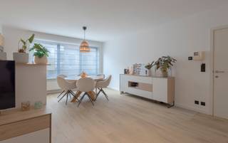 <p><strong>Plan je bezoek in via www.living-stone.be</strong></p><p>Prachtig gerenoveerd appartement, gelegen in het centrum van Dilbeek, met gemeenschappelijke tuin en privatieve garagebox.</p><p>Dit stijlvol gerenoveerde appartement bevindt zich in het centrum van Dilbeek en combineert comfort, energiezuinigheid en een uitstekende bereikbaarheid.</p><p>Gelegen op de eerste verdieping van een klein gebouw bereikbaar met de lift.</p><p>De indeling is alsvolgt: een inkomhal met apart toilet geeft toegang tot de leefruimte met open, volledig geïnstalleerde keuken. Verder beschikt het appartement over een slaapkamer van 14 m² en een badkamer uitgerust met douche in bad, lavabomeubel en aansluitingen voor wasmachine en droogkast.</p><p>Een privatieve garagebox met bijkomende zolderberging is inbegrepen. Daarnaast kunnen bewoners genieten van de ruime gemeenschappelijke tuin.</p><p>Ook op technisch vlak scoort dit appartement uitstekend dankzij de recent geïnstalleerde warmtepomp en een gunstig <strong>EPC-label B</strong>.</p><p>Dankzij de centrale ligging bevinden winkels, scholen en openbaar vervoer zich op wandelafstand. <strong>Onmiddelijk beschikbaar.</strong><br />Interesse? <strong>Plan je bezoek via www.living-stone.be</strong></p>