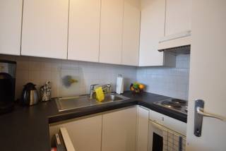 <strong>Res. Regina</strong><br />Prachtige Studio te Huur in Knokke-Zoute!<br />Ontdek deze schitterende Studio op de tweede verdieping van De Wielingen 1, 8300 Knokke-Zoute. <br /><br />Kenmerken van de Studio:
<ul>
<li>Gelegen op de tweede verdieping met een fantastisch uitzicht.</li>
<li>Ruim en goed verlicht interieur voor een comfortabele leefomgeving.</li>
<li>Volledig uitgeruste keuken.</li>
<li>Praktische badkamer met alle voorzieningen.</li>
</ul>
<u><strong>Huurvoorwaarden:</strong></u>
<ul>
<li>Beschikbaar vanaf: 25/12/2026!</li>
<li>Huurprijs: €850 (is inclusief algemene kost)</li>
<li>Zowel voor hoofdverblijf als tweedeverblijf</li>
<li>Optionele tweedeverblijftaks ten laste van de huurder</li>
<li>Enkel privatieve verhuur, niet mogelijk via vennootschap</li>
<li>3 maand huurwaarborg</li>
<li>Kost plaatsbeschrijving 50/50</li>
<li>Nutsvoorzieningen op naam van de huurder</li>
<li>Huurdersverzekering verplicht</li>
</ul>
<br />Ref. GA723