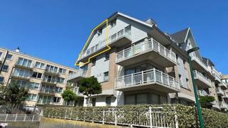 Appartement duplex meublé situé à proximité du centre et de la plage. Il comprend 2 grandes chambres, dont une avec salle de bains attenante avec baignoire et lavabo, ainsi qu’une seconde salle de bains avec douche à l’italienne, double lavabo et WC. Cuisine équipée avec frigo, four et micro-ondes, débarras dans l’appartement et cave supplémentaire. Local vélos inclus, avec terrasse orientée sud. Possibilité d'acheter un garage.<br /><br />PEB : 121 kWh/(m²/an) – Label B<br />Plus d’infos et documents sur immodepanne.be