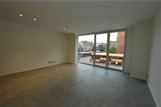 Zeer energiezuinig nieuw duplex appartement met veel ruimte en lichtinval.<br />Unieke ligging, op het kerkplein van Putte zonder doorgaand verkeer, met goede verbinding naar Mechelen, Lier & Heist op den Berg.<br />Vlakbij winkels, scholen en openbaar vervoer.<br /><br />Het appartement heeft een praktische indeling en is afgewerkt met zeer hoogwaardige materialen.<br /><br />Op het 1ste verdiep vindt men de open leefkeuken met terras (langs de achterzijde, gericht naar het zuiden) en de ruime leefruimte met zicht op het kerkplein.<br />Aan alle ramen van de zuidkant zijn eveneens screens voorzien. De 2 ruime slaapkamers, badkamer en berging bevinden zich op het gelijkvloers. <br />In de kelder, bereikbaar met lift en trap, zijn er 2 grote bergingen.<br />Ook is er aan de inkom een ruime berging voor fiets, vuilbak, e.d.m.<br /><br />Het appartement is energiezuinig met onder meer warmtepomp & 3 dubbel beglazing, voorzien van domotica en koeling. <br />Gemeenschappelijke kosten: voorschot 125 euro met jaarlijkse afrekening. <br /><br />Extra ondergrondse staanplaats mogelijk bij te huren in Waverlei op 70m afstand van het appartement aan €75/maand. <br /><br />Voor verdere info: 0473/33.33.10 of geoffry@wijns.be