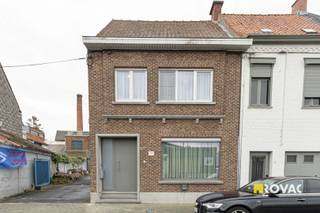 Halfopen bebouwing - opp. +/- 150 m² - bestaande uit inkomhal, leefruimte, kelder, volledig nieuw ingerichte keuken voorzien van koelkast, kookplaat op aardgas en oven, ruim terras met berging/wasplaats en toilet. Op verdieping 3 slaapkamers waarvan 2 met ingemaakte kasten, badkamer met lavabomeubel en ligbad, zolder bereikbaar via uitklapbare trap. CV op aardgas + kachel in leefruimte. Recent werden nieuwe ramen geïnstalleerd. EPC Label D. Vrije parkeerplaatsen in de straat. REF.: 9388
